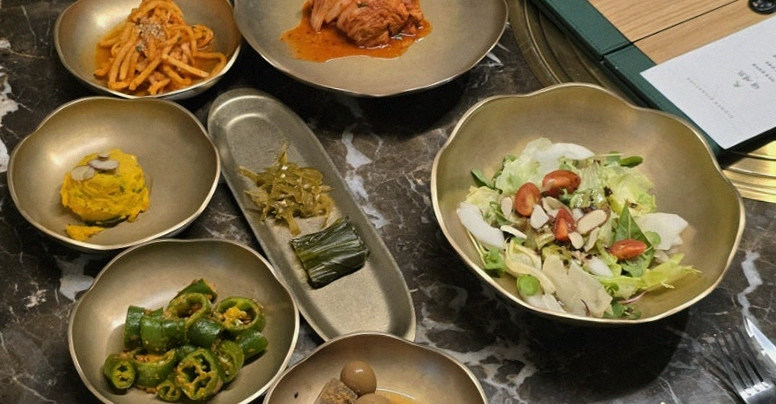대보정 시청역점 · 서울역 맛집 한우오마카세 · 정갈하게 차려진 반찬과 곁들임 찬
