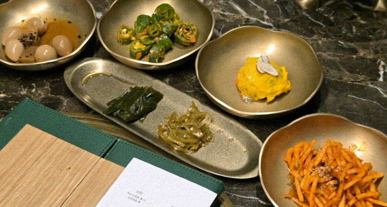 대보정 시청역점 · 서울역 맛집 한우오마카세 · 정갈하게 차려진 반찬과 곁들임 찬