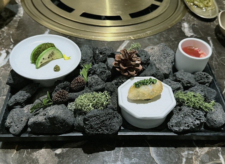 대보정 시청역점 · 광화문 맛집 한우오마카세 · 시그니처 한우 쇼잉 — 진열함에 담긴 마블링 한우와 캐비아
