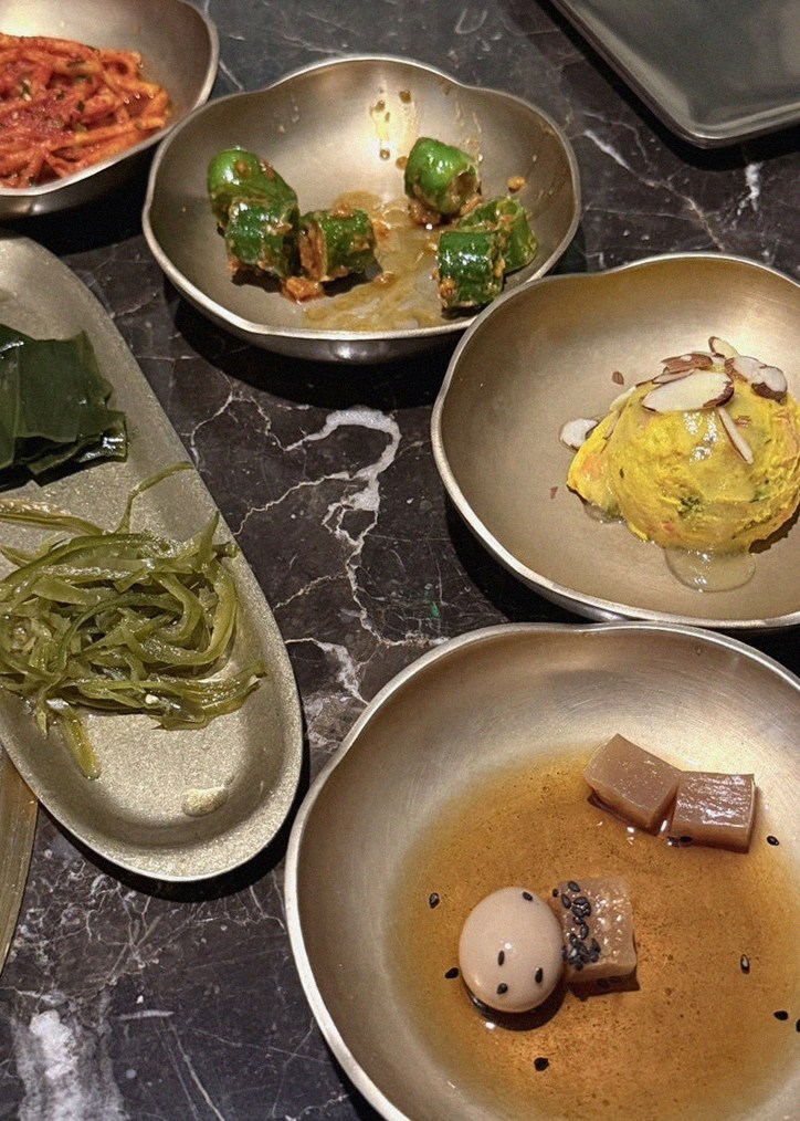 대보정 시청역점 · 광화문 맛집 한우오마카세 · 정갈하게 차려진 반찬과 곁들임 찬