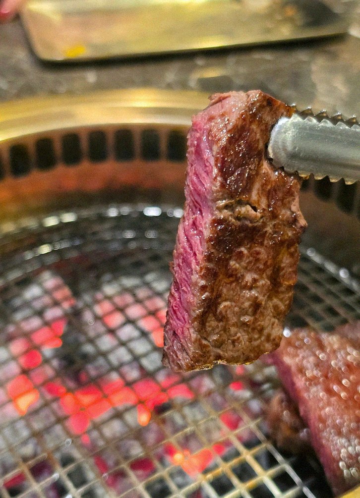 DAEBOJUNG City Hall · 備長炭で焼き上げる韓牛