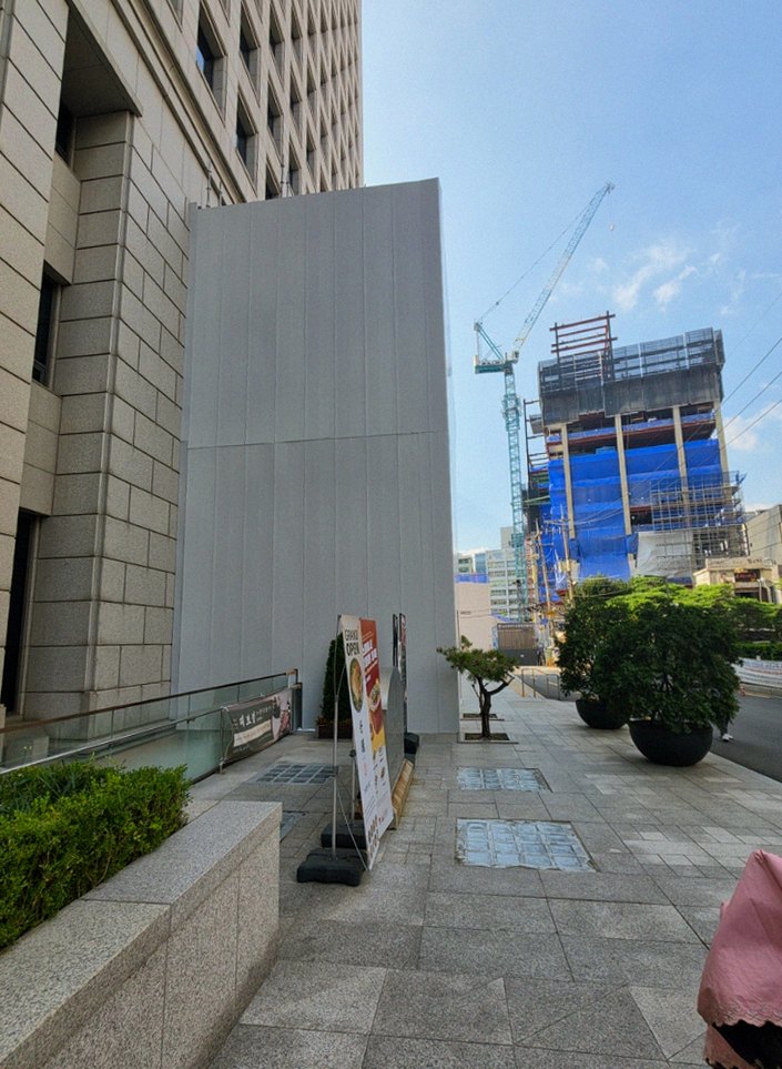 DAEBOJUNG City Hall · 店舗入口と案内
