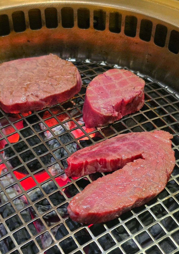 DAEBOJUNG City Hall · 備長炭で焼き上げる韓牛