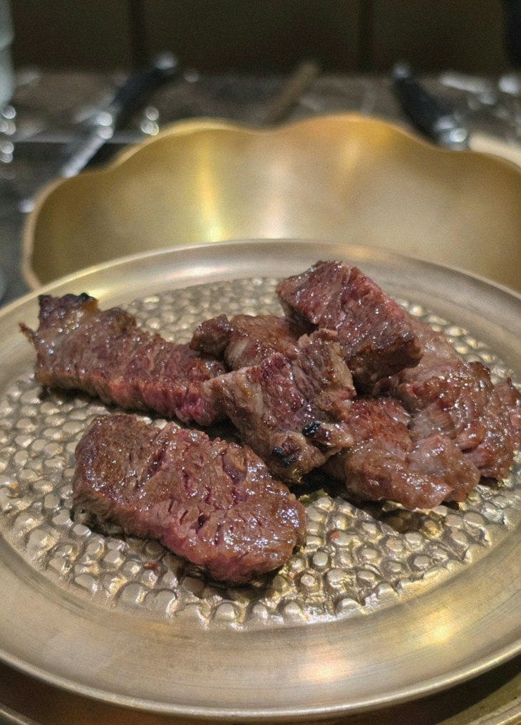DAEBOJUNG City Hall · 備長炭で焼き上げる韓牛