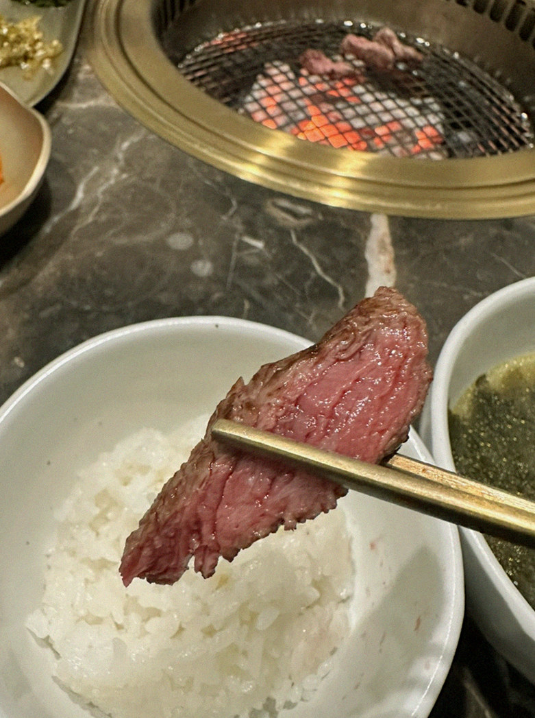 대보정 시청역점 · 광화문 점심맛집 광화문 맛집 · 시그니처 한우 쇼잉 — 진열함에 담긴 마블링 한우와 캐비아