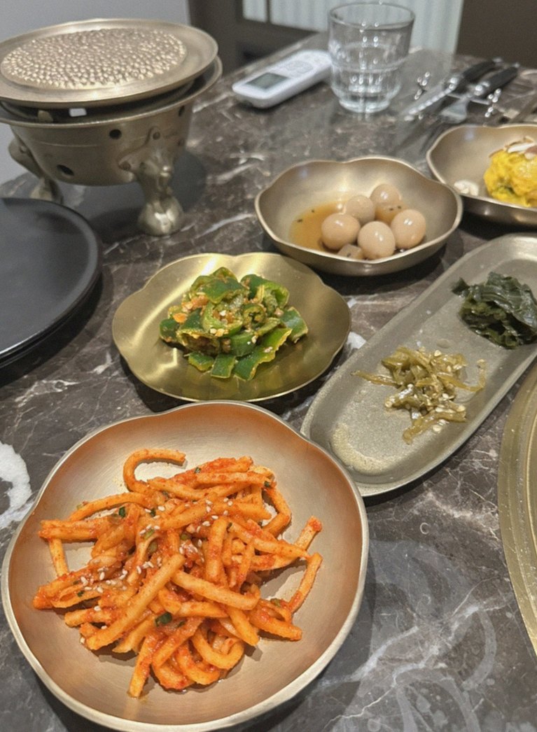 대보정 시청역점 · 광화문 점심맛집 광화문 맛집 · 정갈하게 차려진 반찬과 곁들임 찬