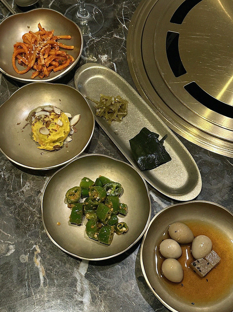 대보정 시청역점 · 한우오마카세 서울 한우오마카세 · 정갈하게 차려진 반찬과 곁들임 찬