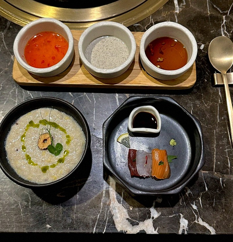 대보정 시청역점 · 한우오마카세 서울 한우오마카세 · 정갈하게 차려진 반찬과 곁들임 찬