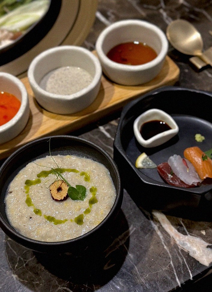 대보정 시청역점 · 한우오마카세 서울 한우오마카세 · 정갈하게 차려진 반찬과 곁들임 찬