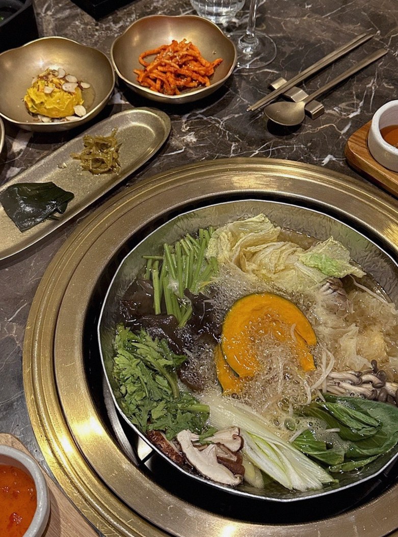 대보정 시청역점 · 한우오마카세 서울 한우오마카세 · 정갈하게 차려진 반찬과 곁들임 찬