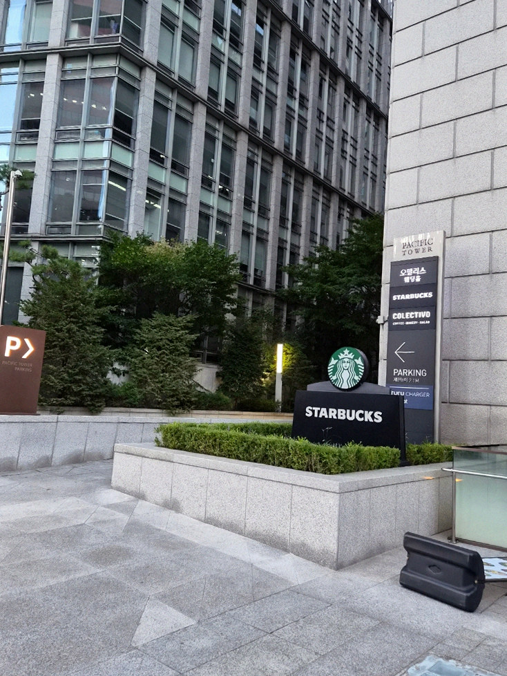 DAEBOJUNG City Hall · 店舗入口と案内