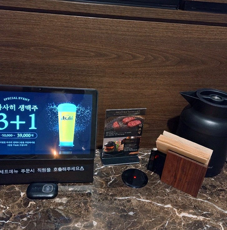 DAEBOJUNG City Hall · シグネチャーの韓牛ショーイング — 木箱に盛られた霜降り韓牛とキャビア