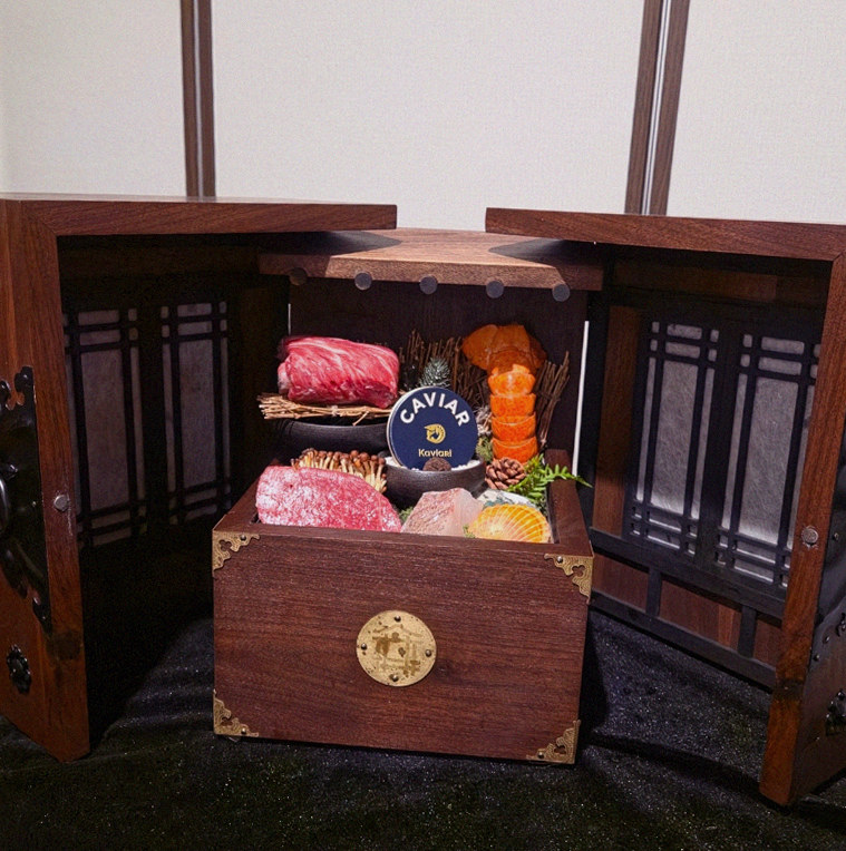 DAEBOJUNG City Hall · シグネチャーの韓牛ショーイング — 木箱に盛られた霜降り韓牛とキャビア