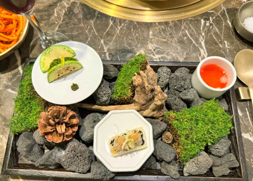 DAEBOJUNG City Hall · 招牌韩牛展示 — 木盒中呈现的雪花韩牛与鱼子酱