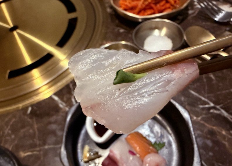 대보정 시청역점 · 서울 한우오마카세 한우오마카세 · 시그니처 한우 쇼잉 — 진열함에 담긴 마블링 한우와 캐비아