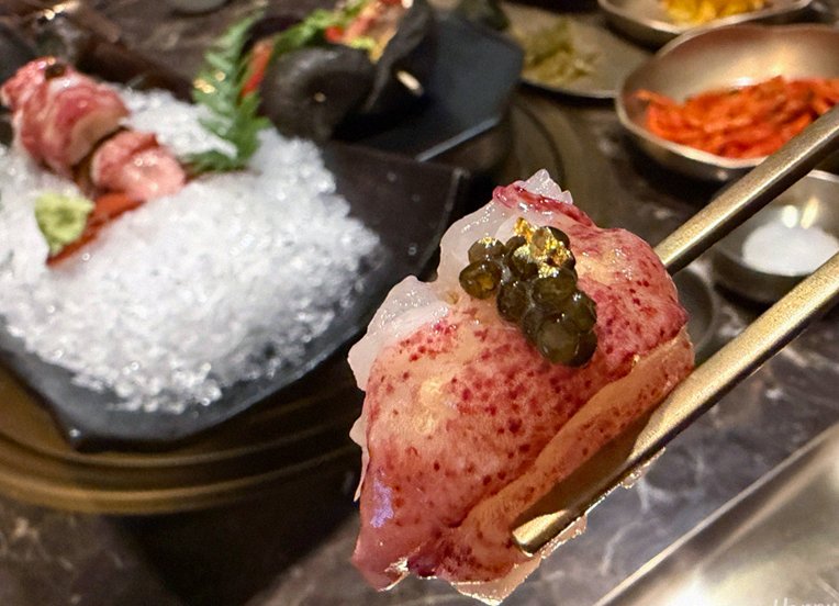 대보정 시청역점 · 서울 한우오마카세 한우오마카세 · 시그니처 한우 쇼잉 — 진열함에 담긴 마블링 한우와 캐비아