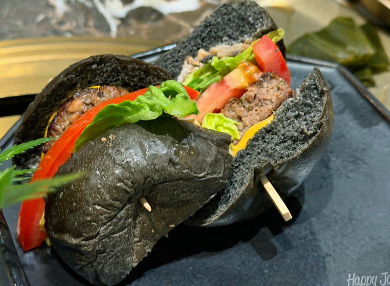대보정 시청역점 · 서울 한우오마카세 한우오마카세 · 시그니처 한우 쇼잉 — 진열함에 담긴 마블링 한우와 캐비아