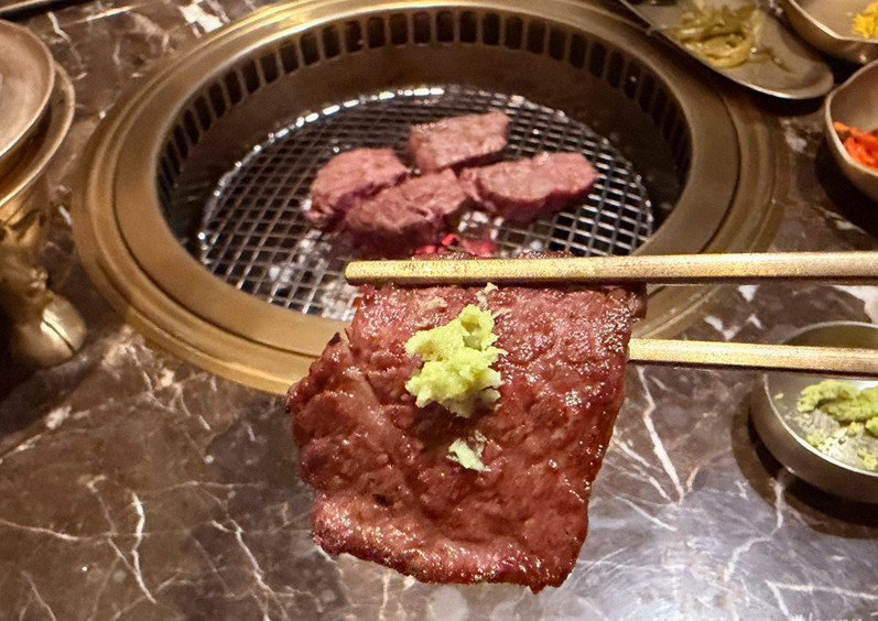 대보정 시청역점 · 서울 한우오마카세 한우오마카세 · 시그니처 한우 쇼잉 — 진열함에 담긴 마블링 한우와 캐비아