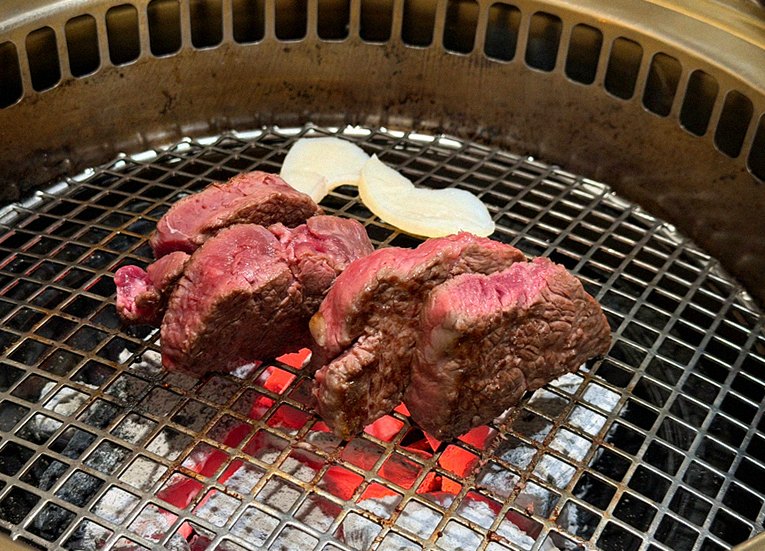 대보정 시청역점 · 서울 한우오마카세 한우오마카세 · 비장탄 그릴 위에서 익어가는 한우