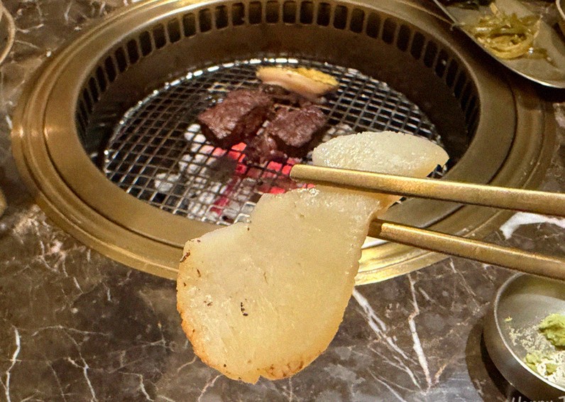 대보정 시청역점 · 서울 한우오마카세 한우오마카세 · 비장탄 그릴 위에서 익어가는 한우