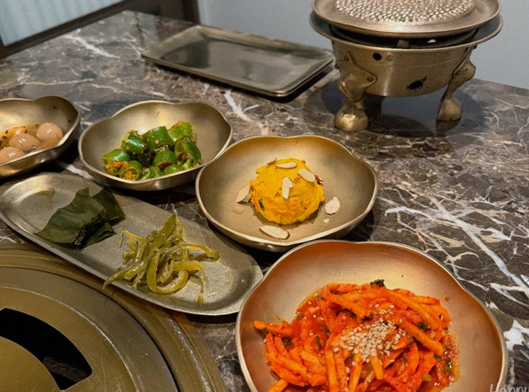 대보정 시청역점 · 서울 한우오마카세 한우오마카세 · 정갈하게 차려진 반찬과 곁들임 찬