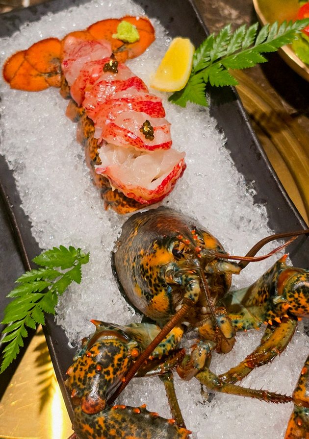 DAEBOJUNG City Hall · the signature Hanwoo showing — marbled beef cuts and caviar presented in a display chest