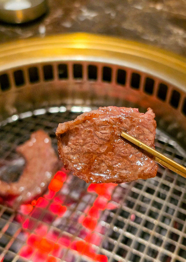 DAEBOJUNG City Hall · Hanwoo beef grilling over binchotan charcoal