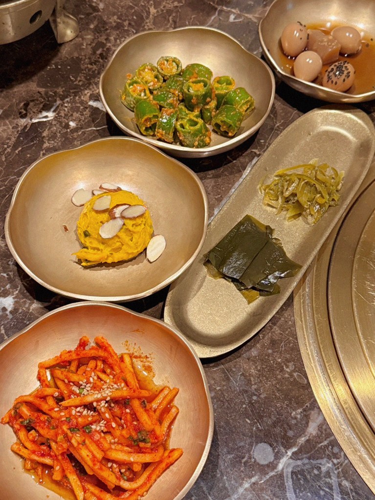 대보정 시청역점 · 서울역 맛집 광화문 맛집 · 정갈하게 차려진 반찬과 곁들임 찬