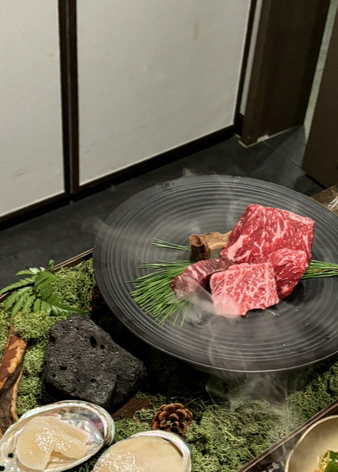 대보정 시청역점 · 서울역 맛집 한우오마카세 · 시그니처 한우 쇼잉 — 진열함에 담긴 마블링 한우와 캐비아