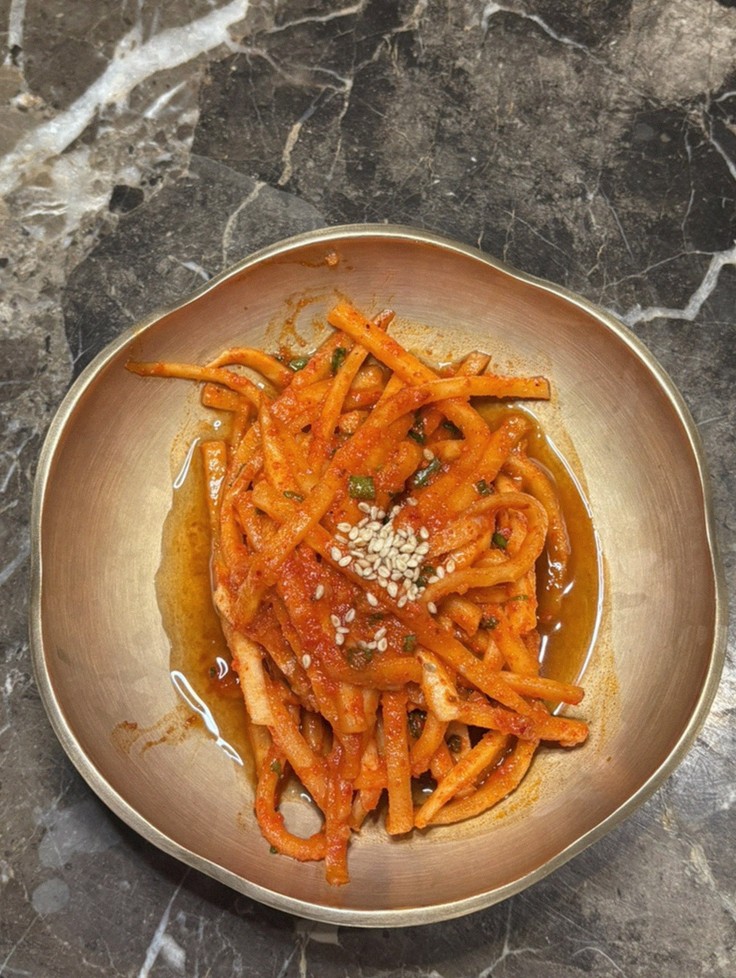 대보정 시청역점 · 서울역 맛집 한우오마카세 · 정갈하게 차려진 반찬과 곁들임 찬