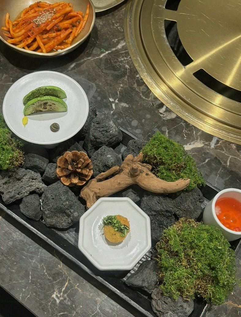 대보정 시청역점 · 서울역 맛집 한우오마카세 · 정갈하게 차려진 반찬과 곁들임 찬