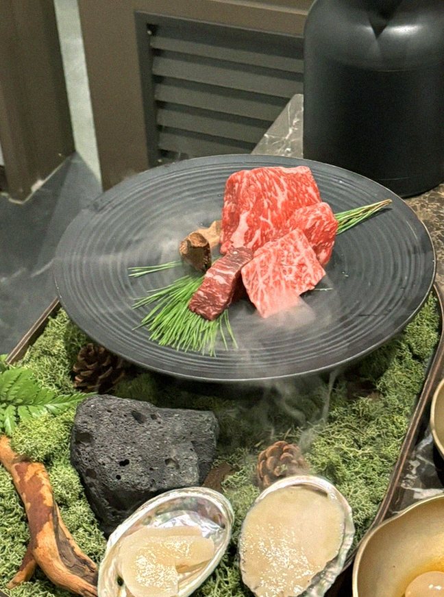 대보정 시청역점 · 서울역 맛집 한우오마카세 · 시그니처 한우 쇼잉 — 진열함에 담긴 마블링 한우와 캐비아