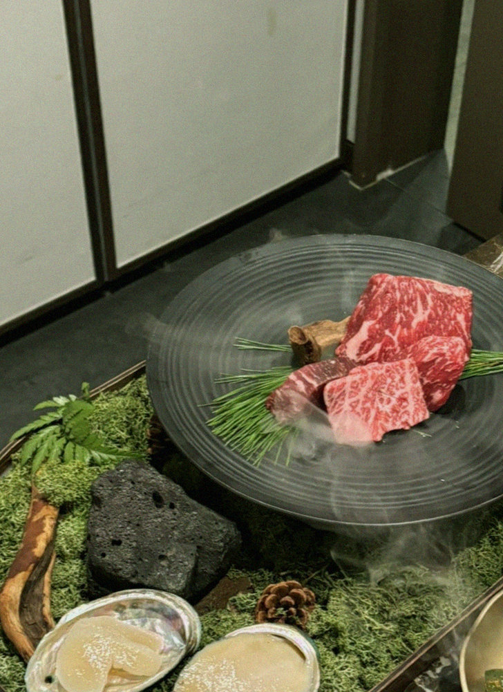 대보정 시청역점 · 서울역 맛집 한우오마카세 · 시그니처 한우 쇼잉 — 진열함에 담긴 마블링 한우와 캐비아