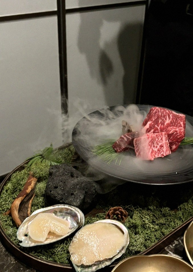 대보정 시청역점 · 서울역 맛집 한우오마카세 · 시그니처 한우 쇼잉 — 진열함에 담긴 마블링 한우와 캐비아