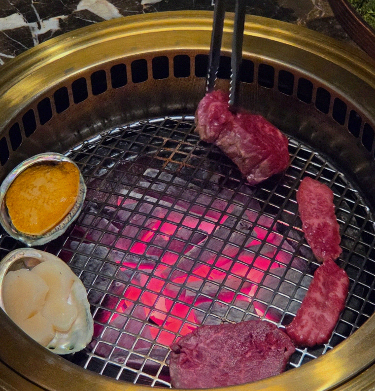 DAEBOJUNG City Hall · 備長炭で焼き上げる韓牛