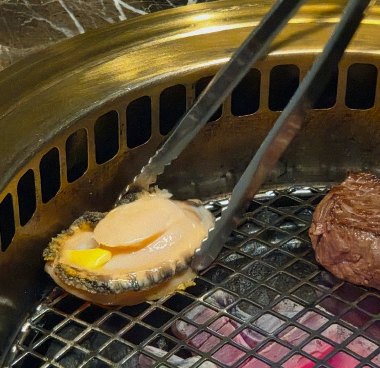 DAEBOJUNG City Hall · 備長炭で焼き上げる韓牛