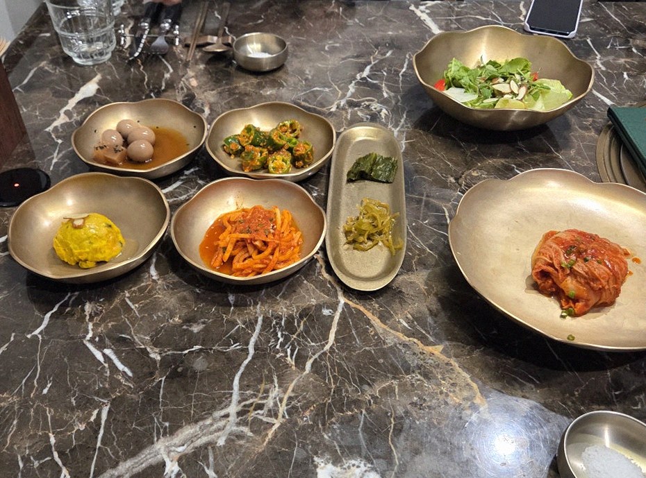 대보정 시청역점 · 서울역 맛집 광화문 맛집 · 정갈하게 차려진 반찬과 곁들임 찬