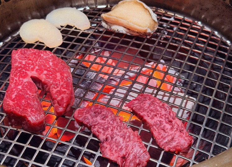 대보정 시청역점 · 서울역 맛집 한우오마카세 · 비장탄 그릴 위에서 익어가는 한우