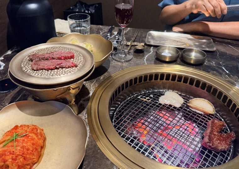 대보정 시청역점 · 서울역 맛집 한우오마카세 · 시그니처 한우 쇼잉 — 진열함에 담긴 마블링 한우와 캐비아