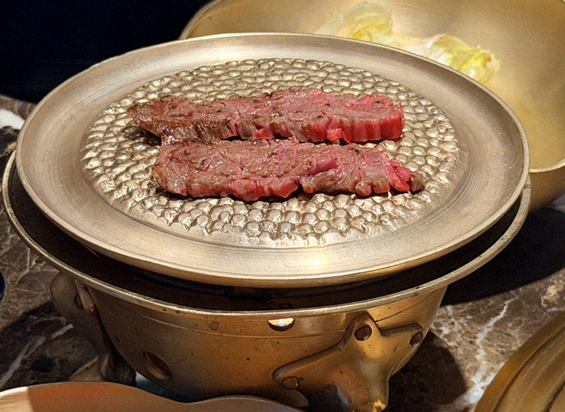 대보정 시청역점 · 서울역 맛집 한우오마카세 · 시그니처 한우 쇼잉 — 진열함에 담긴 마블링 한우와 캐비아