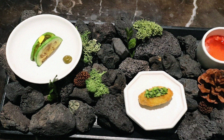 대보정 시청역점 · 광화문 한정식 서울 한우오마카세 · 시그니처 한우 쇼잉 — 진열함에 담긴 마블링 한우와 캐비아