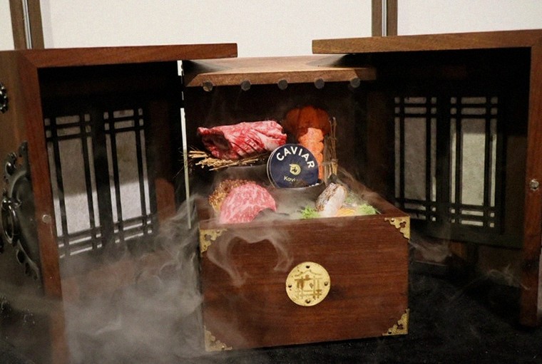 대보정 시청역점 · 광화문 한정식 서울 한우오마카세 · 시그니처 한우 쇼잉 — 진열함에 담긴 마블링 한우와 캐비아