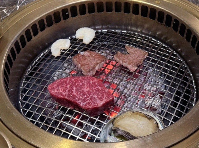 DAEBOJUNG City Hall · Hanwoo beef grilling over binchotan charcoal