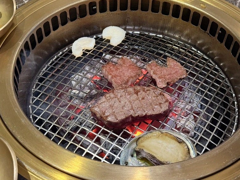 DAEBOJUNG City Hall · Hanwoo beef grilling over binchotan charcoal