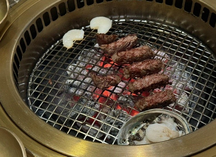 DAEBOJUNG City Hall · Hanwoo beef grilling over binchotan charcoal
