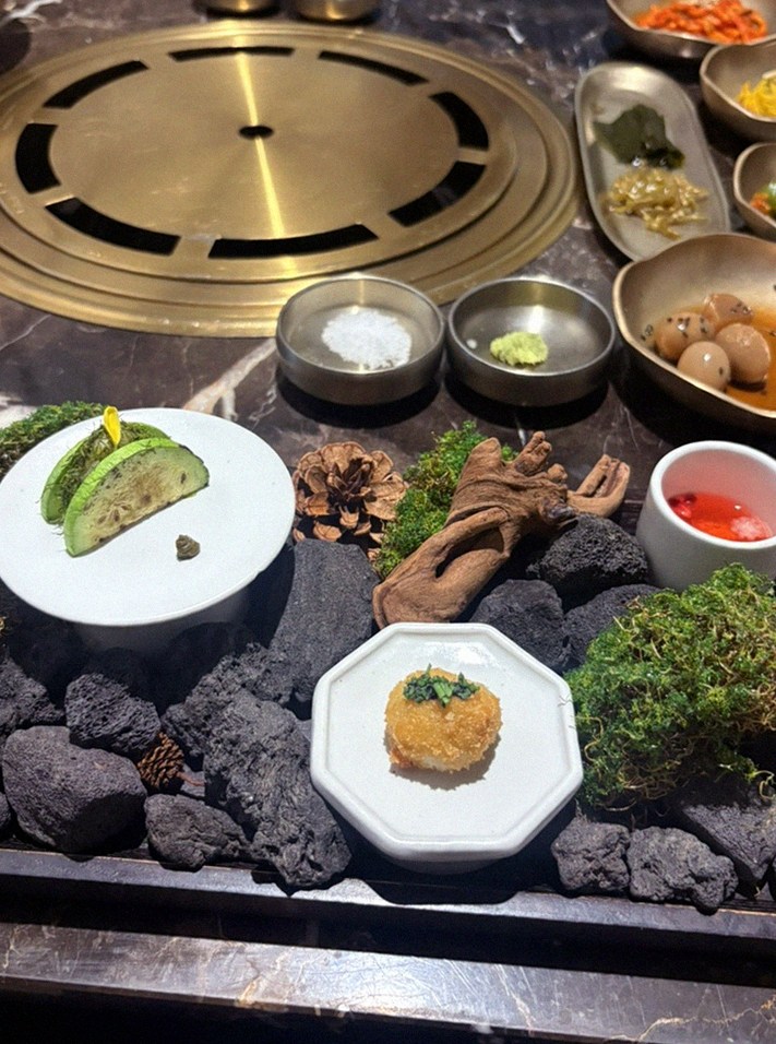 대보정 시청역점 · 광화문 맛집 서울 한우오마카세 · 정갈하게 차려진 반찬과 곁들임 찬