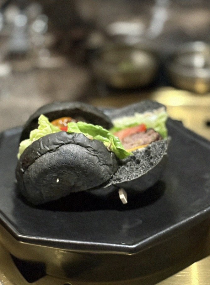 대보정 시청역점 · 광화문 맛집 서울 한우오마카세 · 시그니처 한우 쇼잉 — 진열함에 담긴 마블링 한우와 캐비아
