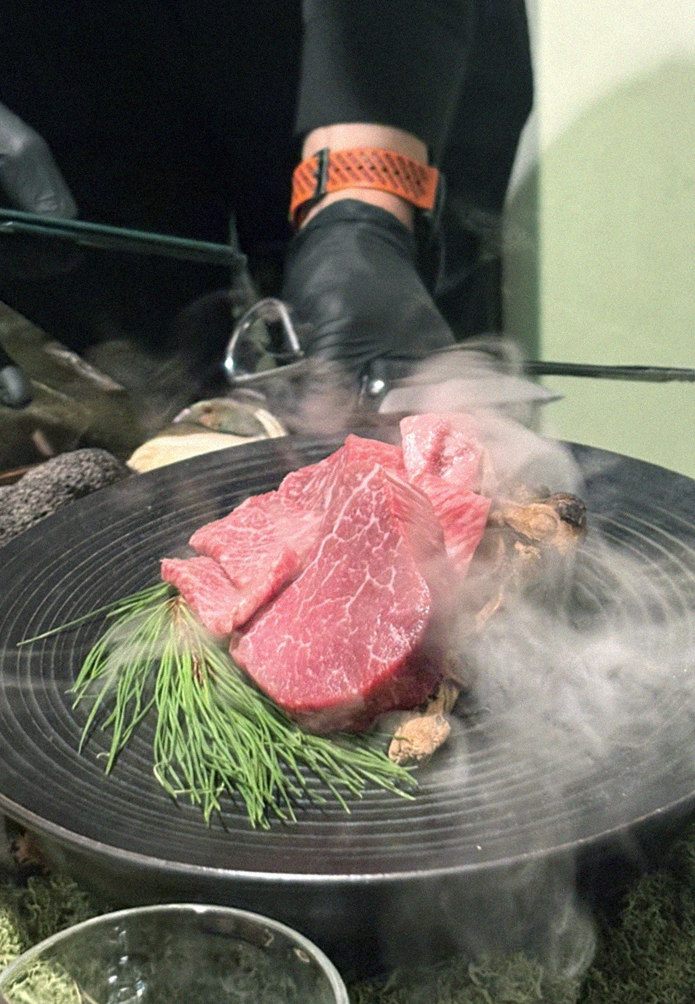 대보정 시청역점 · 광화문 맛집 서울 한우오마카세 · 시그니처 한우 쇼잉 — 진열함에 담긴 마블링 한우와 캐비아