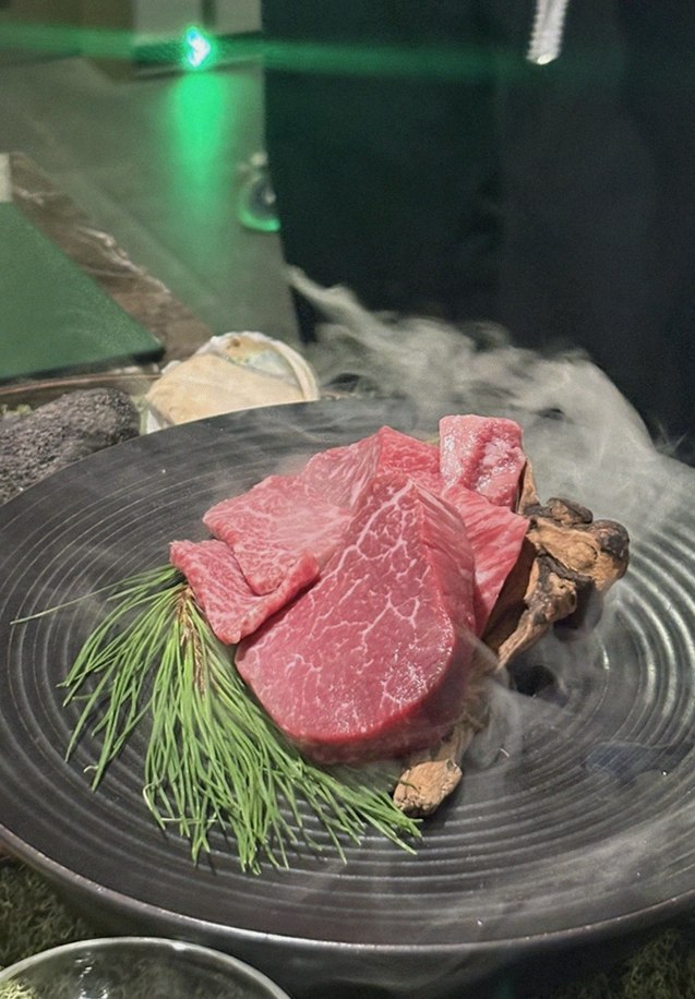 대보정 시청역점 · 광화문 맛집 서울 한우오마카세 · 시그니처 한우 쇼잉 — 진열함에 담긴 마블링 한우와 캐비아