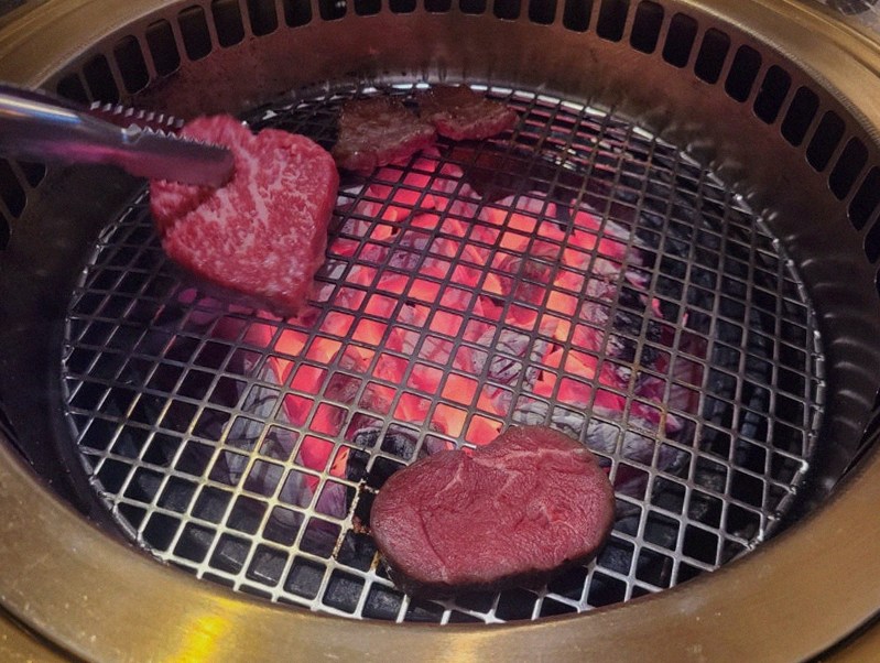 DAEBOJUNG City Hall · Hanwoo beef grilling over binchotan charcoal
